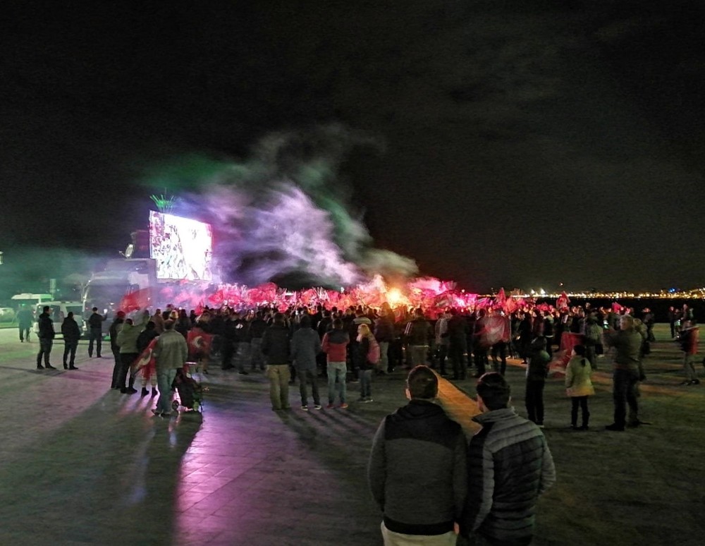İzmir’de CHP’liler kutlama yaptı 