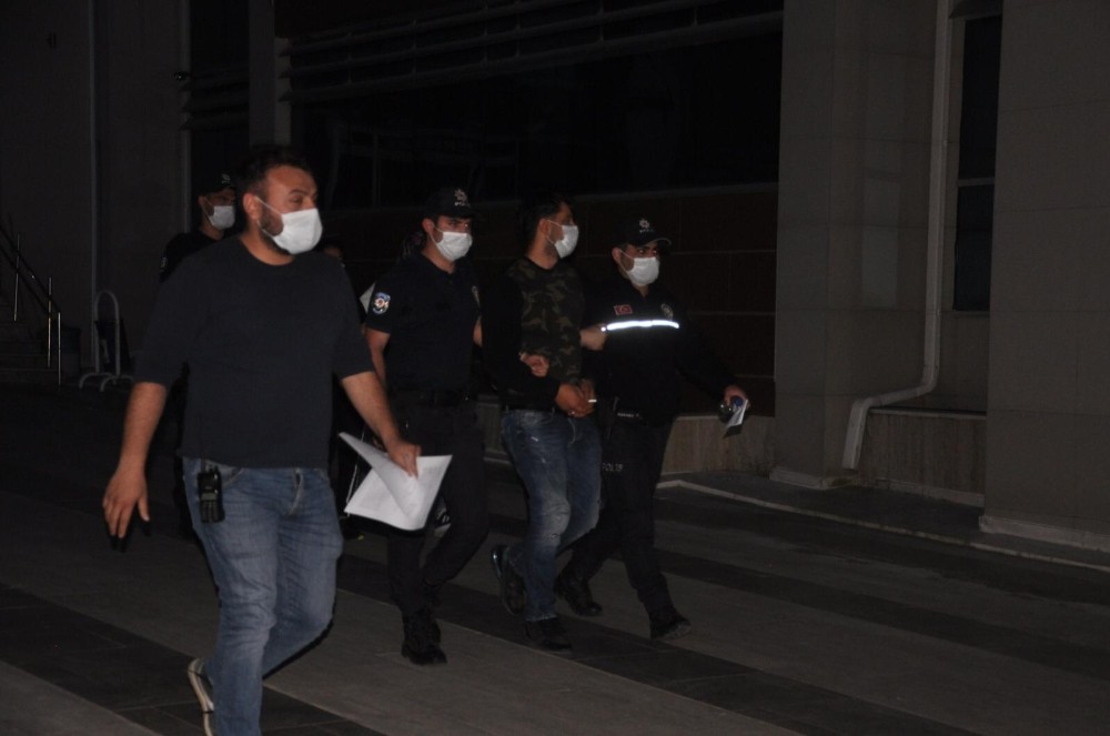 İzmir’de çok sayıda suçtan aranan 2 kişi yakalandı 