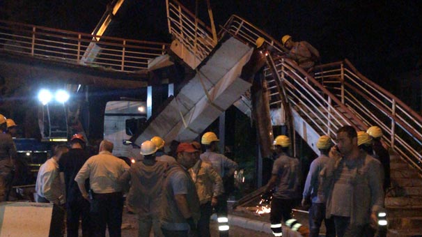 İzmir'de çöken yaya üst geçidi 10 saatte kaldırıldı