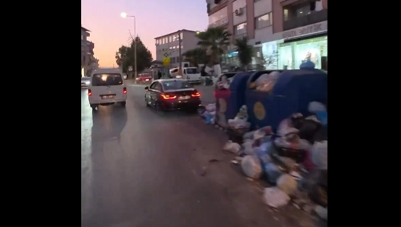 İzmir’de çöp dağları sokak sokak görüntülendi! CHP şehre sanat eseri bıraktı