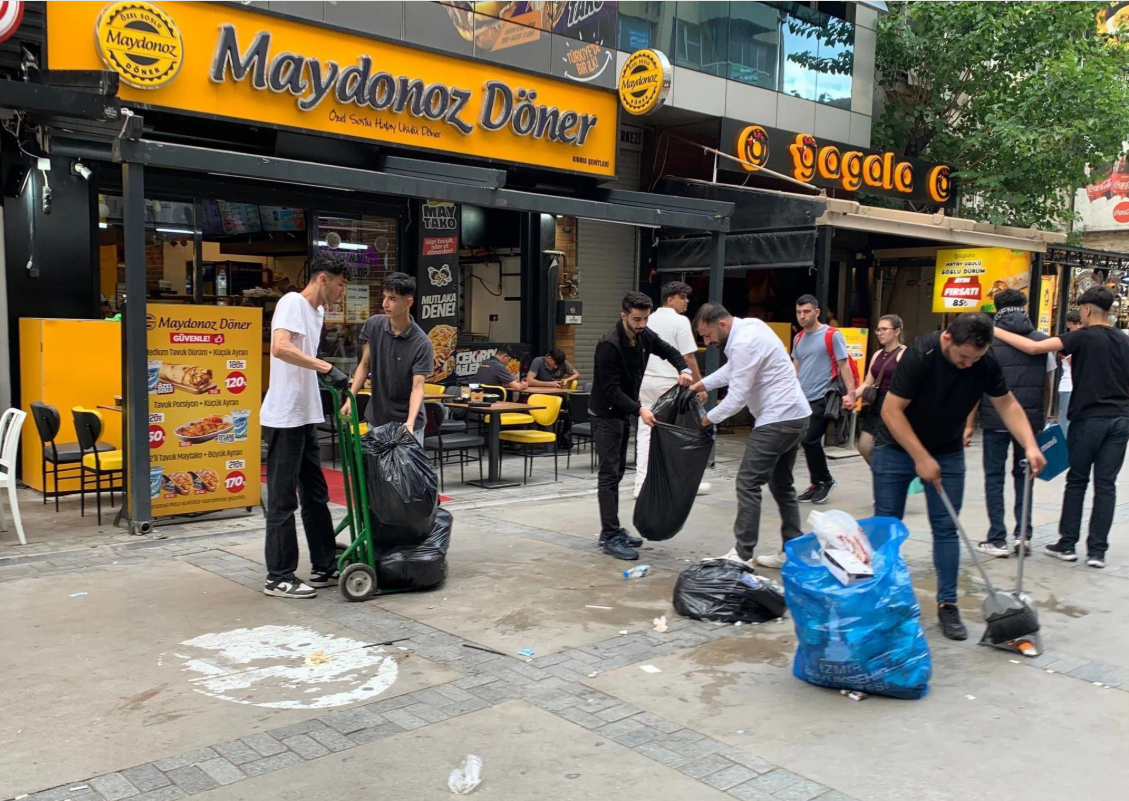 İzmir’de Çöp Skandalı: Vatandaş çöp vergisi veriyor, Çöpünü kendi topluyor! Öyleyse toplanan çöp vergileri nerede?