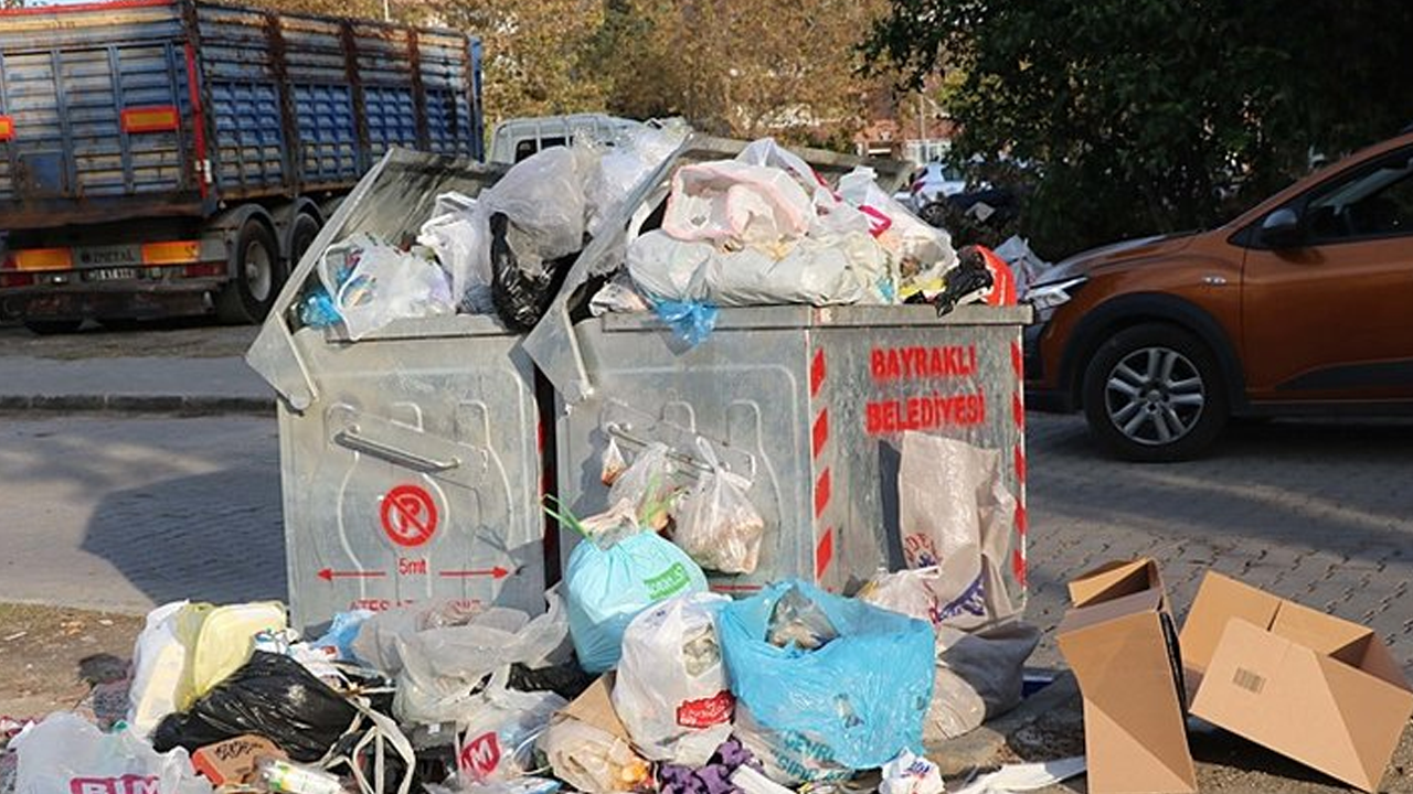 İzmir'de çöpler sokaklara taştı!