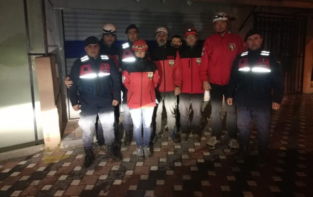 İzmir’de dağda kaybolan 3 kişiye 6 saat sonra ulaşıldı 