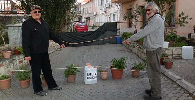 Dedesine ait arsadan geçtiğini öğrendiği yolu trafiğe kapattı