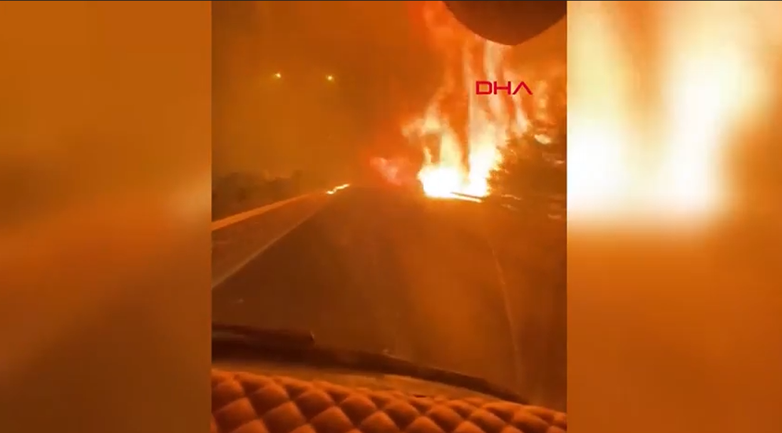 İzmir’de dehşet anları! Yolcu otobüsü alevlerin arasında kaldı