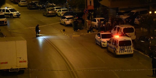 İzmir'de dehşet anları! Yoldan geçerken silahlı saldırının ortasında kalan 2 kişi hayatını kaybetti