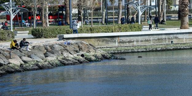 İzmir'de deniz çekildi