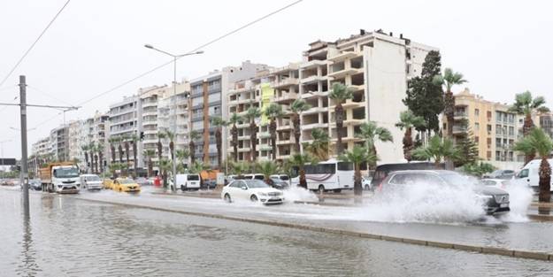 İzmir'de deniz taştı! Yollar göle döndü