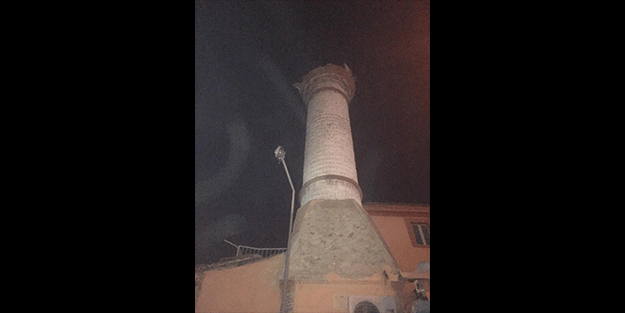 İzmir'de deprem oldu büyük panik yaşandı, caminin minaresi yıkıldı!