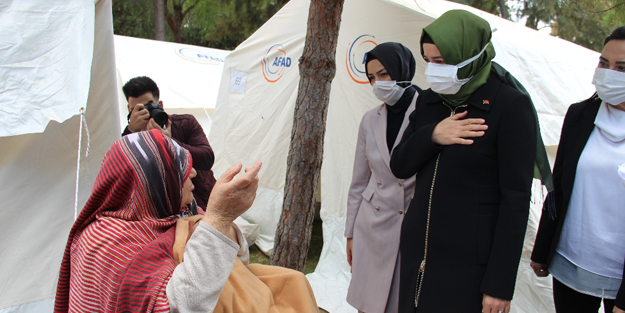 İzmir'de depremzede teyze ile Kaya arasında gülümseten sohbet
