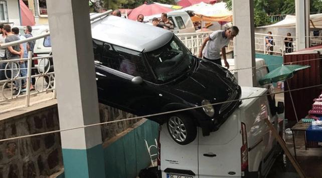 İzmir'de direksiyon hakimiyetini kaybeden sürücü pazar yerine daldı