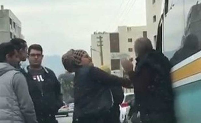 İzmir'de dolmuş şoförüne kadın dayağı!