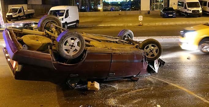 İzmir'de düşürdüğü telefonunu ararken kaza yaptı