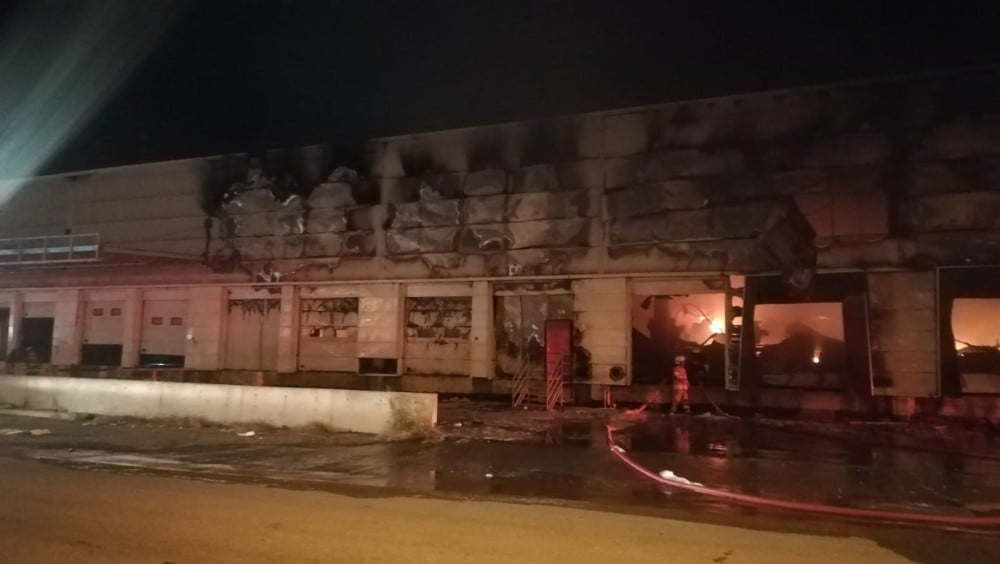 İzmir’de ekmek fabrikası alev alev yandı 