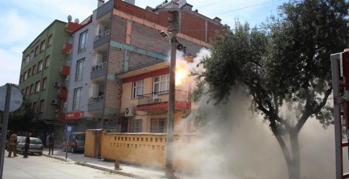 İzmir'de elektrik direğinde vuku bulan yangın korkuttu