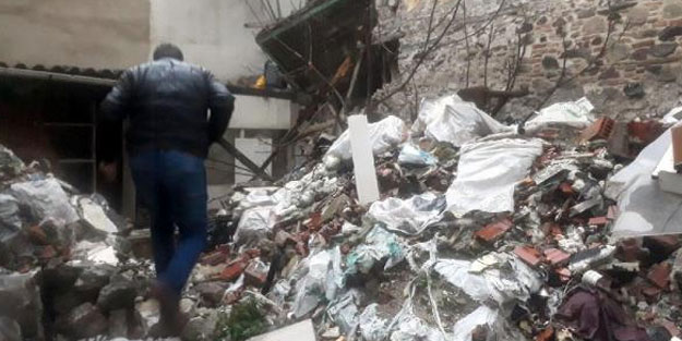 İzmir'de eski binada çökme; 1 kişi enkaz altında