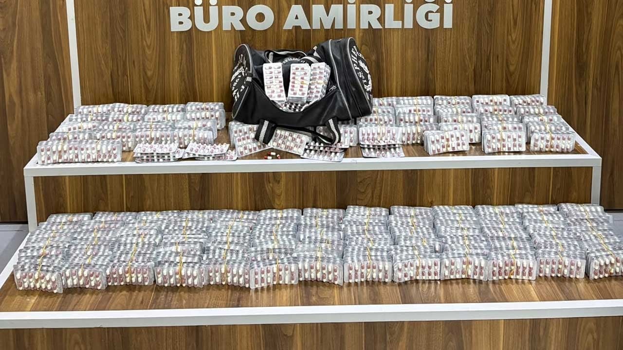 İzmir’de ev ve depoya uyuşturucu operasyonu: 9 bin 184 sentetik ecza ele geçirildi