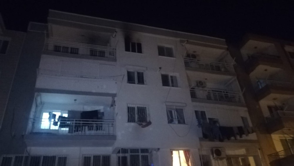 İzmir’de ev yangını: 1 kişi dumandan etkilendi 