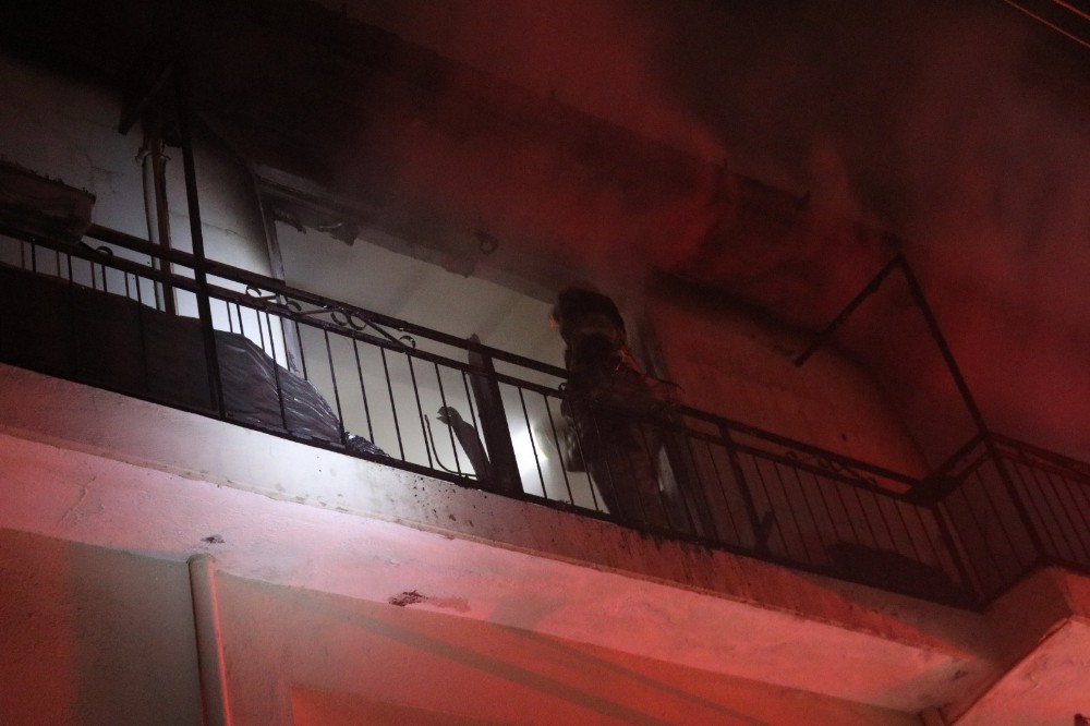 İzmir’de ev yangını: 1 yaralı 