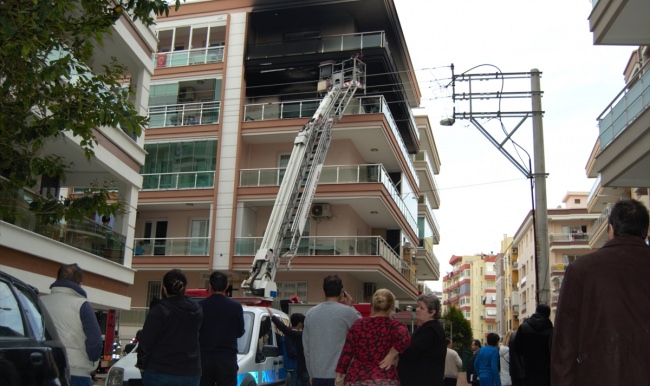 İzmir'de ev yangını