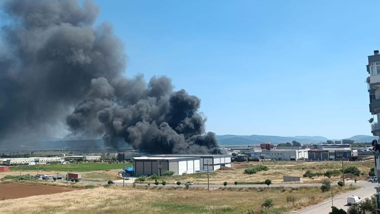 İzmir'de fabrika yangını! Ekipler olay yerinde