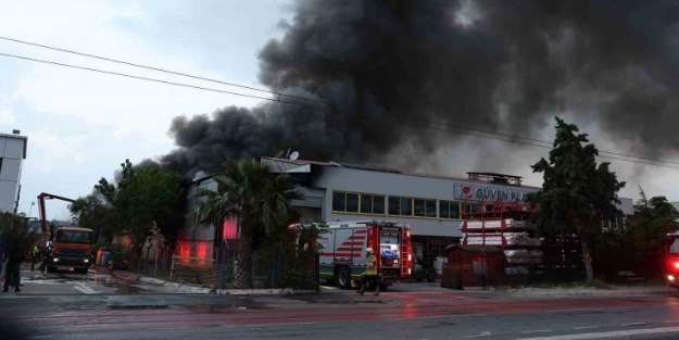 İzmir'de fabrika yangını! Kontrol altına alındı