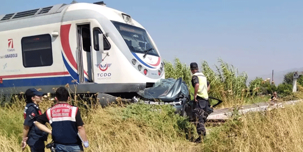 İzmir'de facia! Yolcu treni araca çarptı