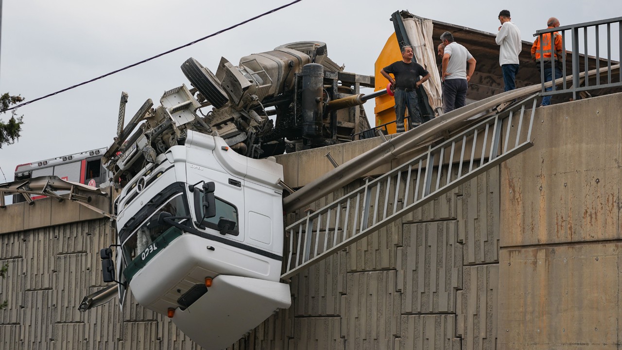 İzmir’de faciadan dönüldü: Tır devrildi, kupası viyadükten aşağıya asılı kaldı
