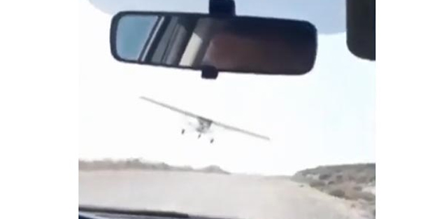 Gazetecilerin aracına uçak çarptı!