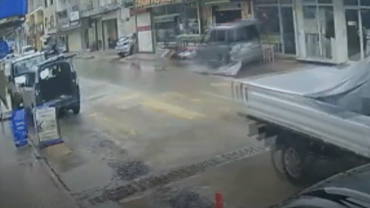 İzmir'de facianın eşiğinden dönüldü: Şekeri düşen sürücü ortalığı birbirine kattı!