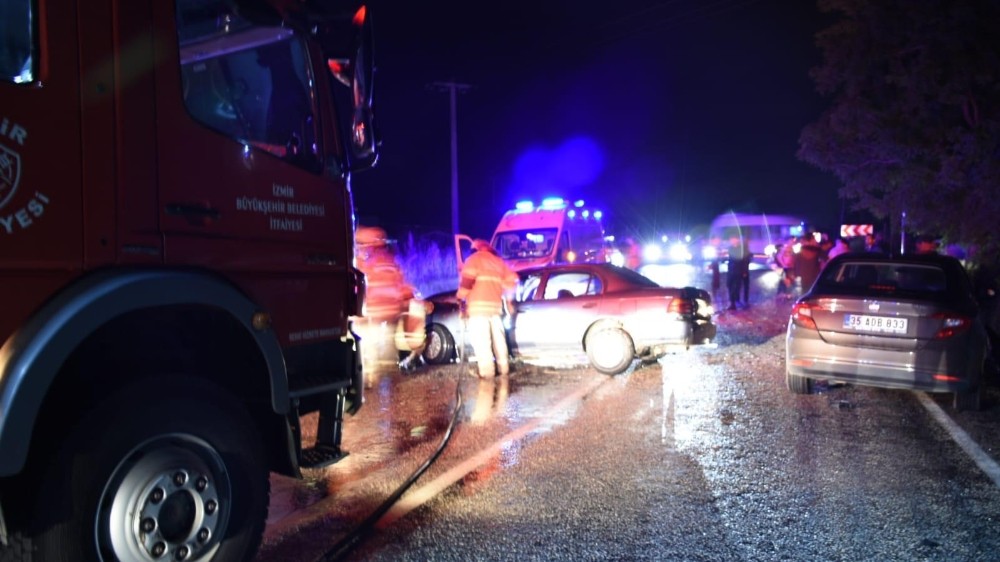 İzmir’de feci kaza: 1’i ağır 3 yaralı 