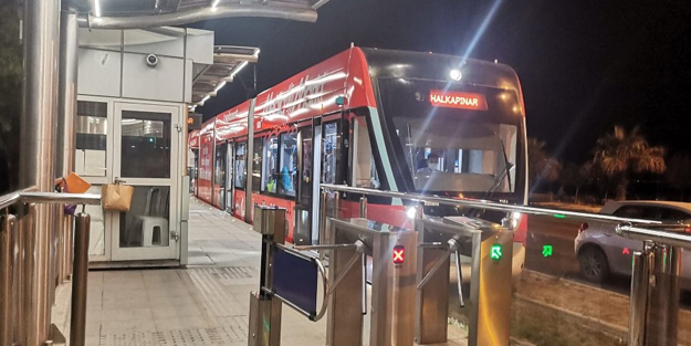 İzmir'de feci kaza: Küçük kız tramvayın altında kaldı