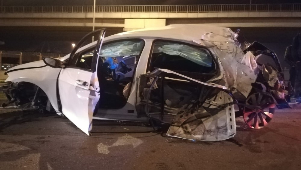 İzmir’de feci kaza... Otomobil tramvay yolunu aşıp karşı yola geçti: 4 yaralı 
