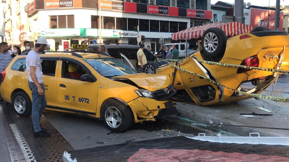 İzmir’de feci kaza: Ticari taksi takla attı 
