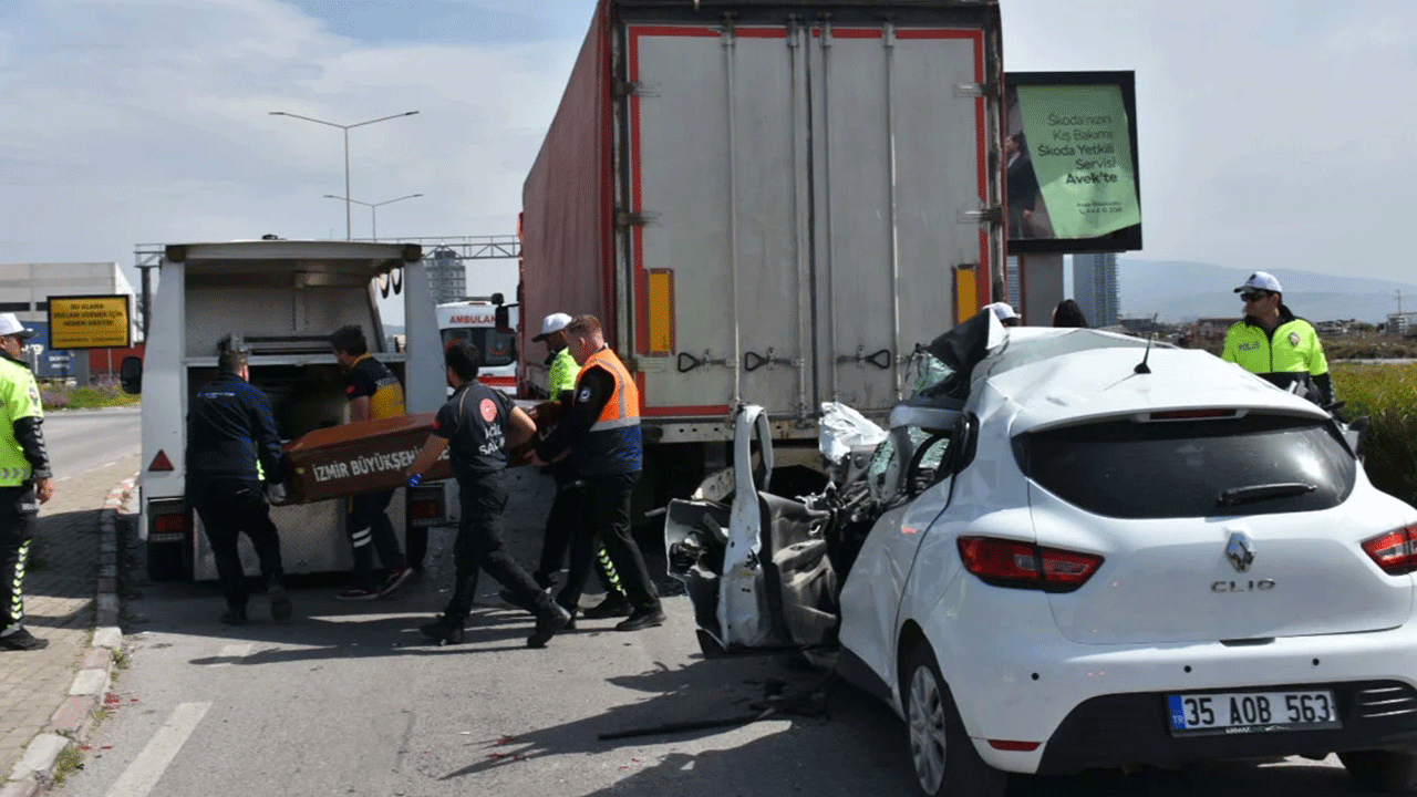 İzmir'de feci kaza: Tıra çarpan otomobil sürücüsü hayatını kaybetti!
