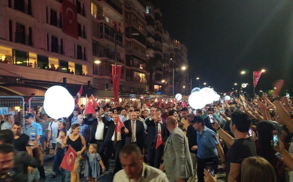 İzmir’de Fener Alayı coşkusu 