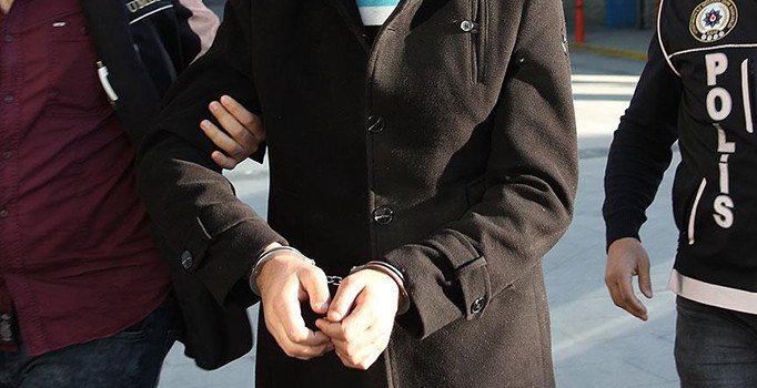 İzmir'de FETÖ operasyonu: 23 gözaltı