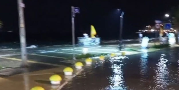 İzmir'de fırtına etkili oldu