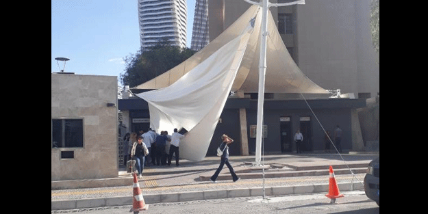 İzmir'de fırtına yüzünden tente koptu, 1 kişi yaralandı