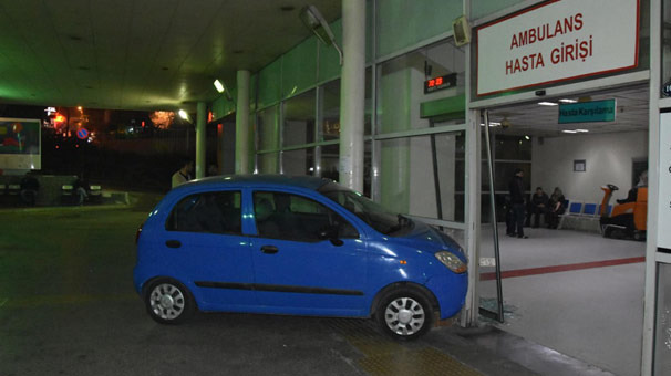 İzmir'de fren yerine gaza bastı, acil servise çarptı