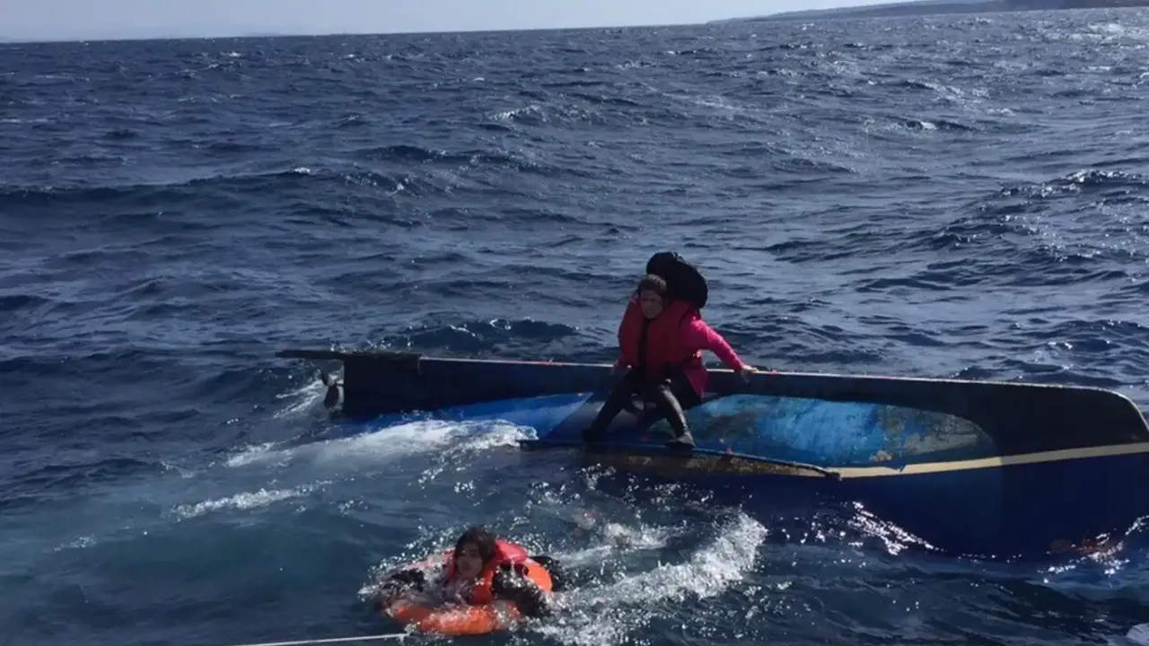 İzmir'de göçmen botu devrildi: 4 ölü!