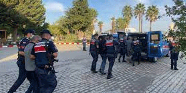 İzmir'de göçmen kaçakçılığı yaptığı öne sürülen 5 kişi tutuklandı