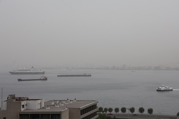 İzmir'de göz gözü görmedi