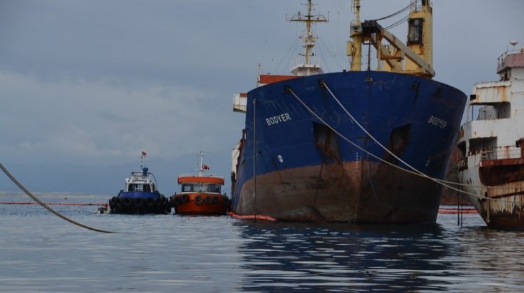 İzmir'de hacizli gemiden denize litrelerce yakıt sızdı