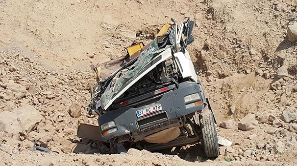 İzmir'de hafriyat kamyonu devrildi: 1 ölü