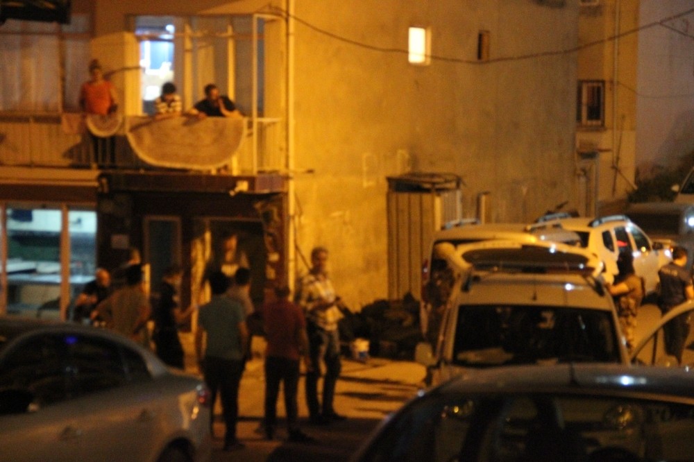 İzmir’de hareketli saatler: İntihar etmek isteyen şahıs 3 saatte ikna oldu 