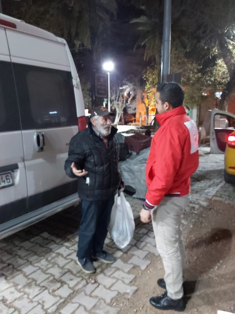 İzmir’de hastane acil servisinde kalan evsizler barınma merkezlerine yerleştirildi 