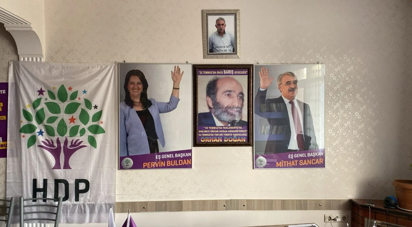 İzmir'de HDP parti binasından çıkanlar şaşırtmadı! PKK için bağış kutusu ve dağa gönderilenlerin listesi
