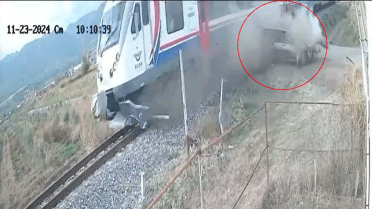 İzmir’de hemzemin geçitte korku dolu anlar! Tren ile otomobil böyle çarpıştı