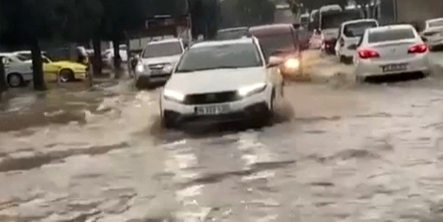 İzmir'de her sağanak yağışta aynı manzara! Caddeler göle döndü!
